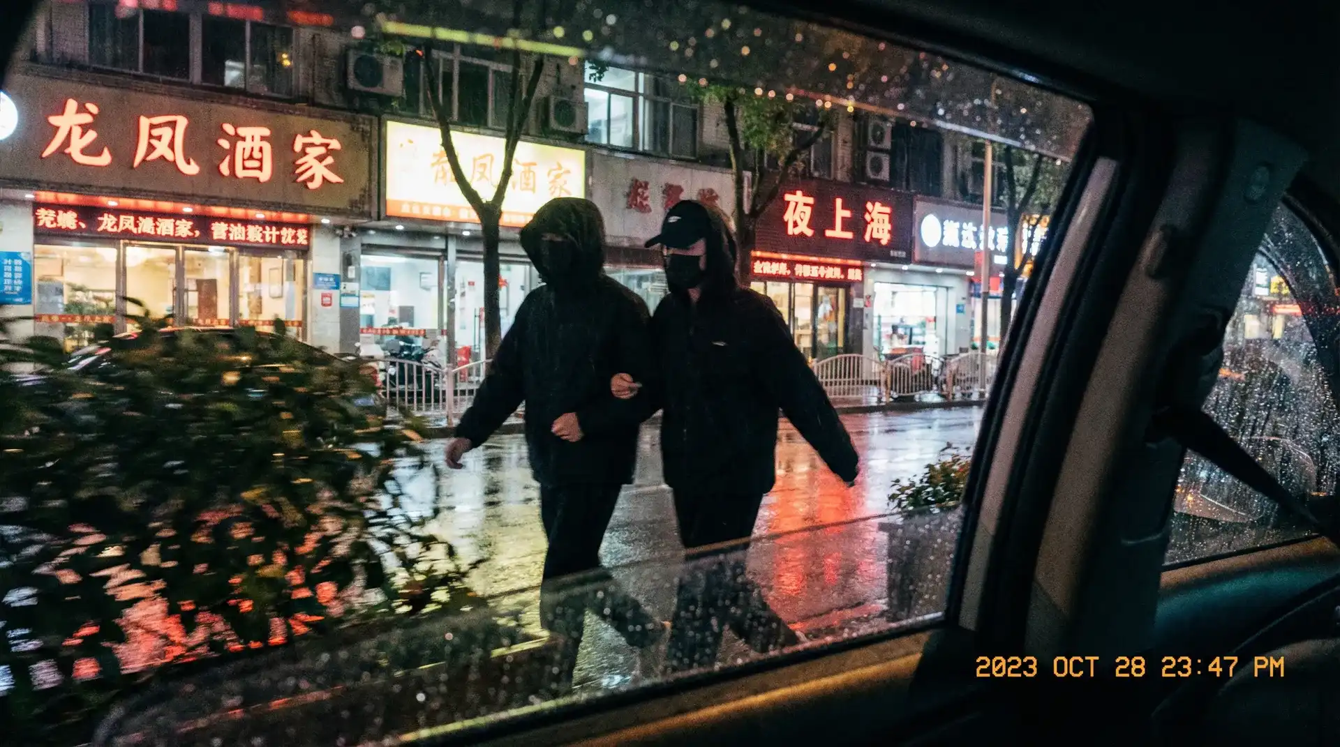 豪利777官网 - 顶流明星深夜密会现场抓拍照片